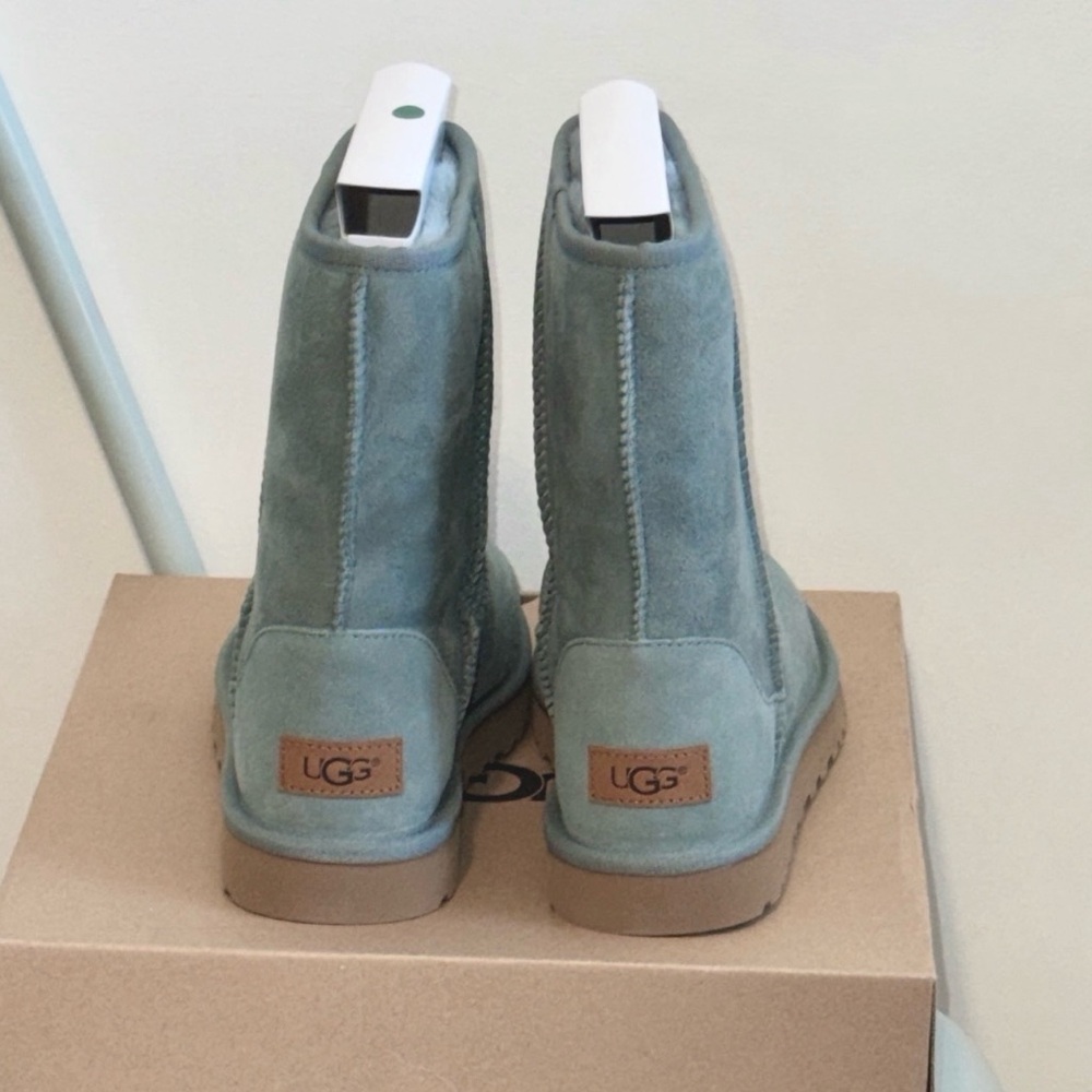 NWT UGG Classic II Short Boots, size 8 - Picture 3 of 7